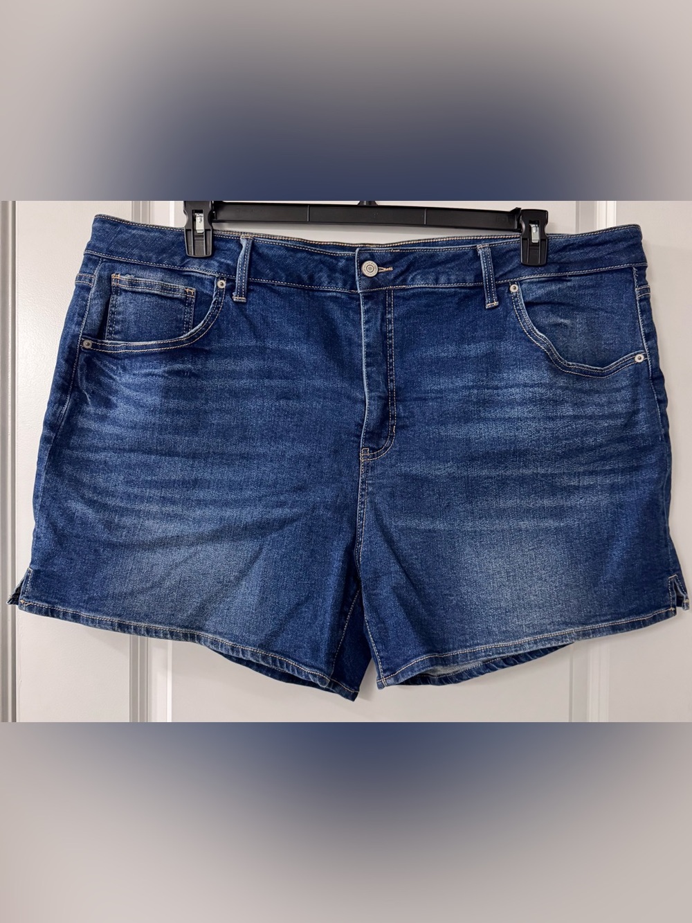 #z152 - NWT Terra + Sky 5” 5-Pocket Medium to Dark Wash Blue Denim Jeans Shorts